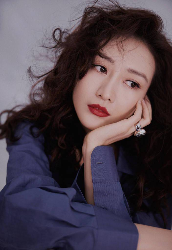 王鸥中秋节发布卷发造型写真 眼神迷离港风十足_王鸥_写真_卷发