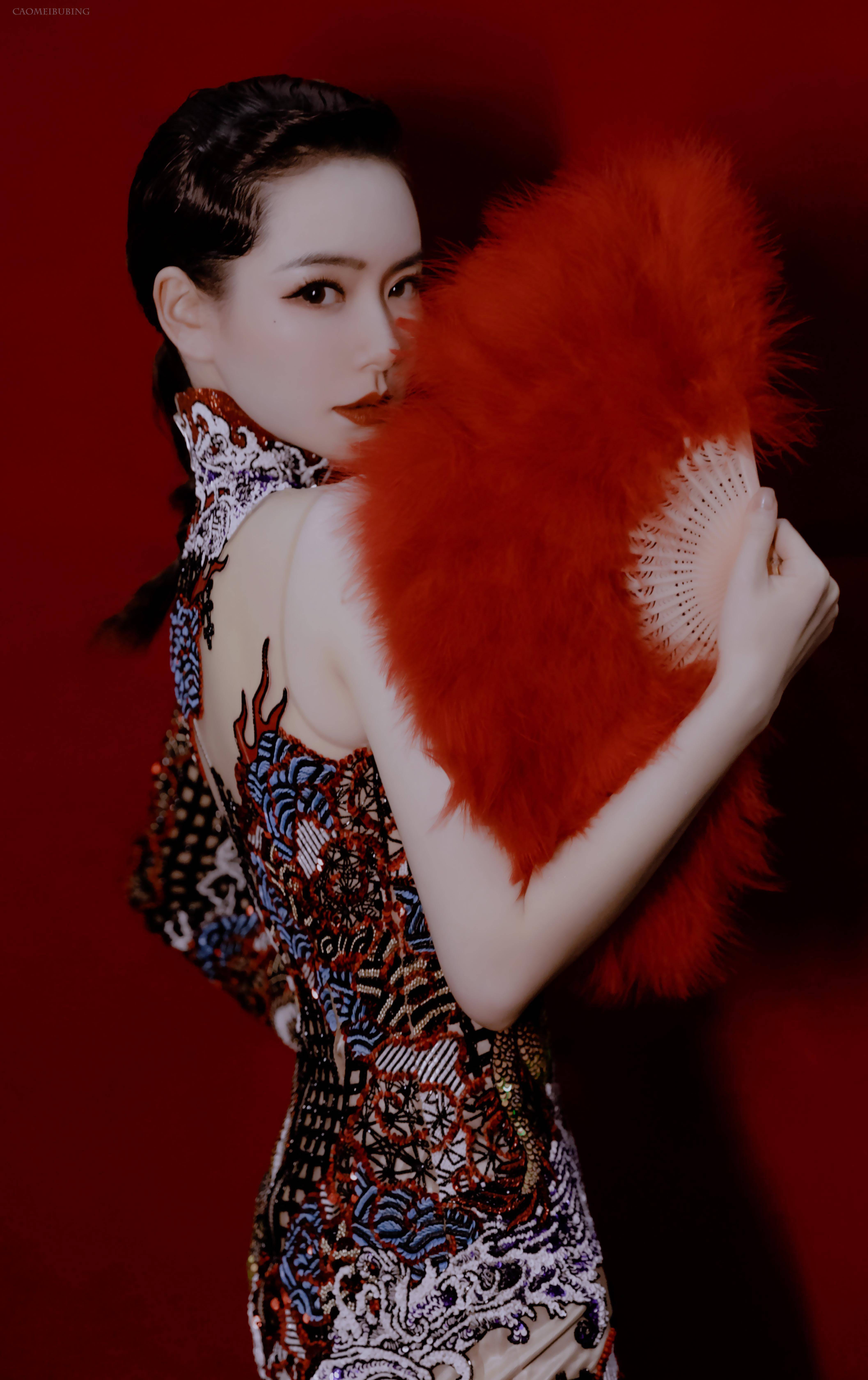 戚薇穿的这件旗袍第一眼看过去首先惊叹的就是戚薇的好身材,高挑有型