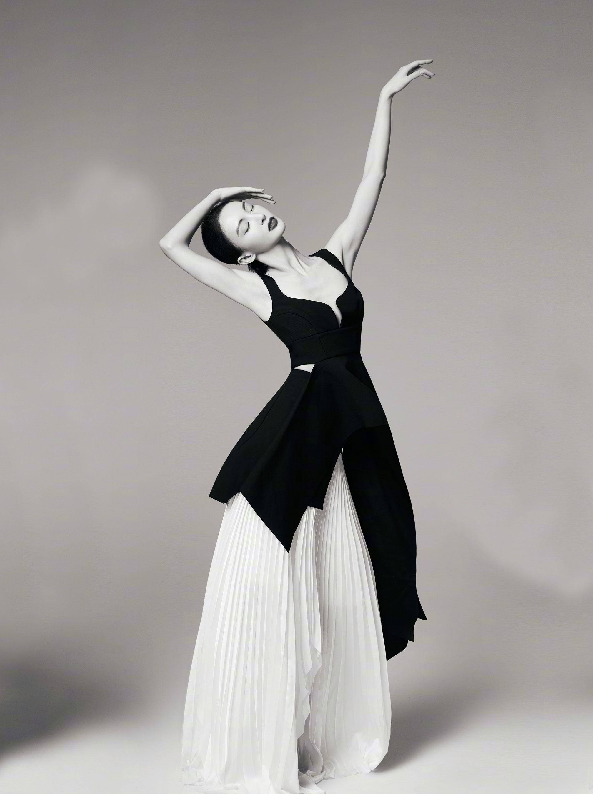 金晨美得很惊艳,穿v领吊带配白色百褶裙,踮起脚尖跳舞时尚飘逸_黑色