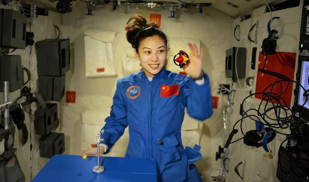 中国空间站首位女航天员,自曝"美艳"真相,太空自带"美颜"_王亚平_训练