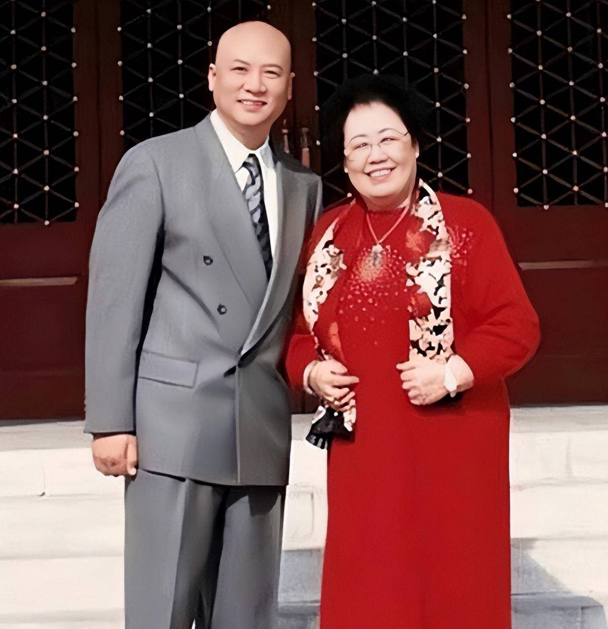 女富豪陈丽华,与小11岁唐僧迟重瑞携手30年,在质疑声中互相成就_紫檀