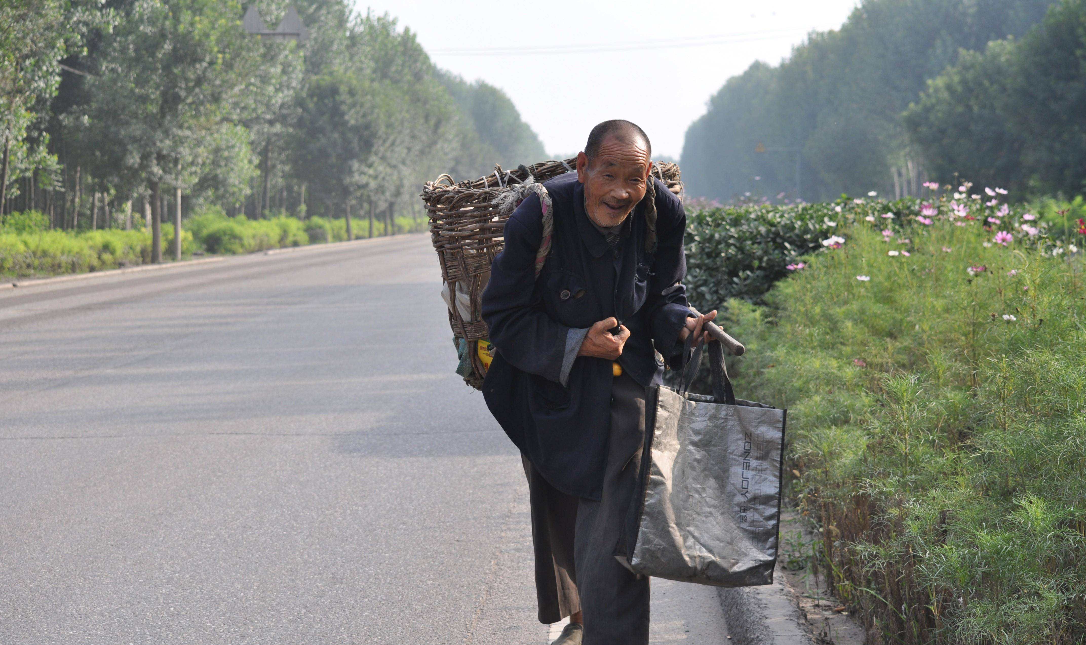 95岁老人精神抖擞,每天大步流星几十里地背一筐宝贝,长寿有秘诀_爷爷