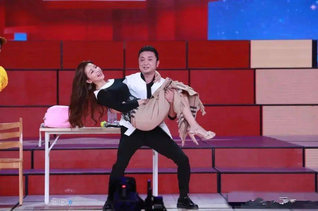 朱迅在台上被尼克买提公主抱,拿围巾挡裙防止走光,看得出很瘦!