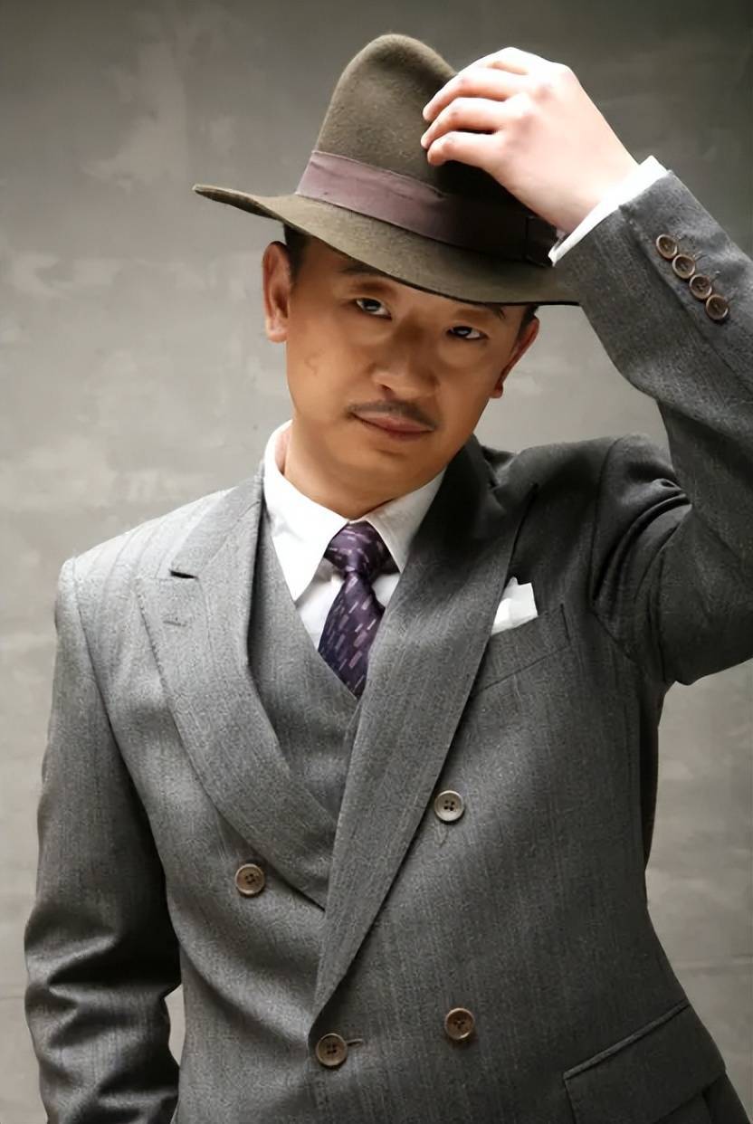 和李易峰犯了同一种错,黄海波被封杀8年现状曝光,儿子已经7岁了_妻子