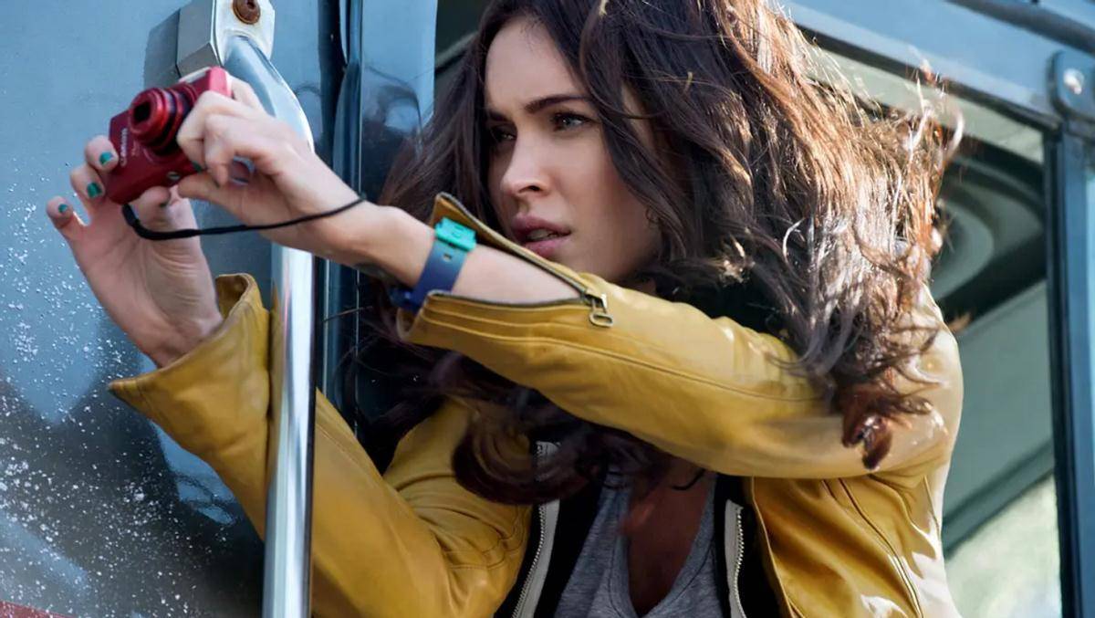 35岁变形金刚女主晒美照,穿超短裙身材火辣,小蛮腰大长腿太绝了_梅根