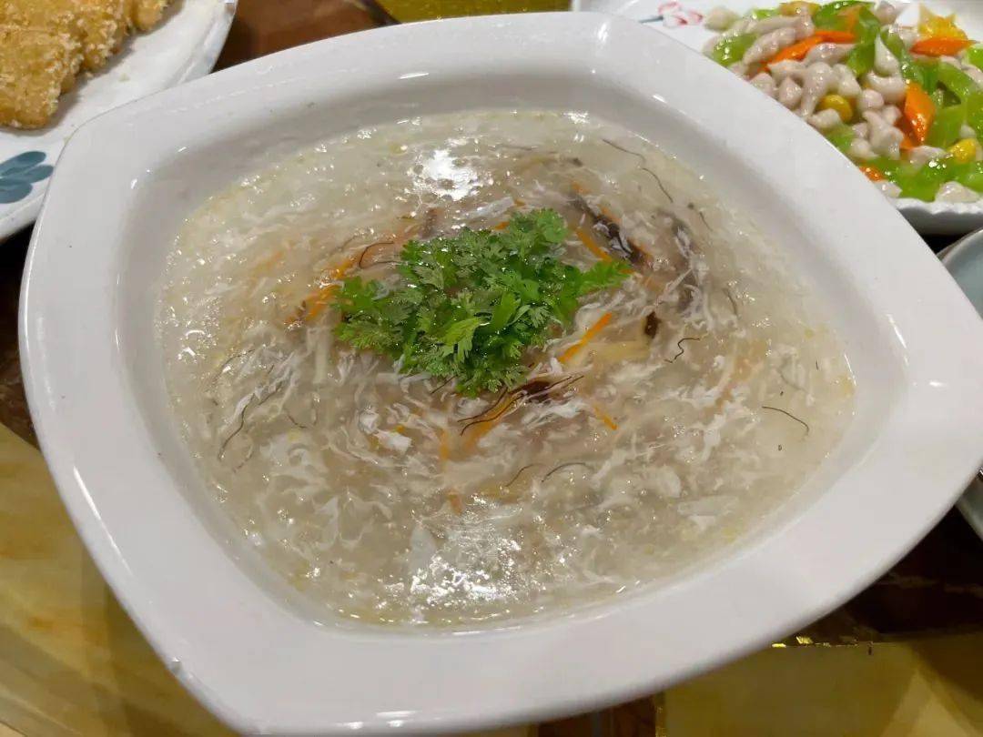 冲击着每个人的嗅觉细细的鱼丝混合着调料而成的羹汤01五彩银鱼羹就要