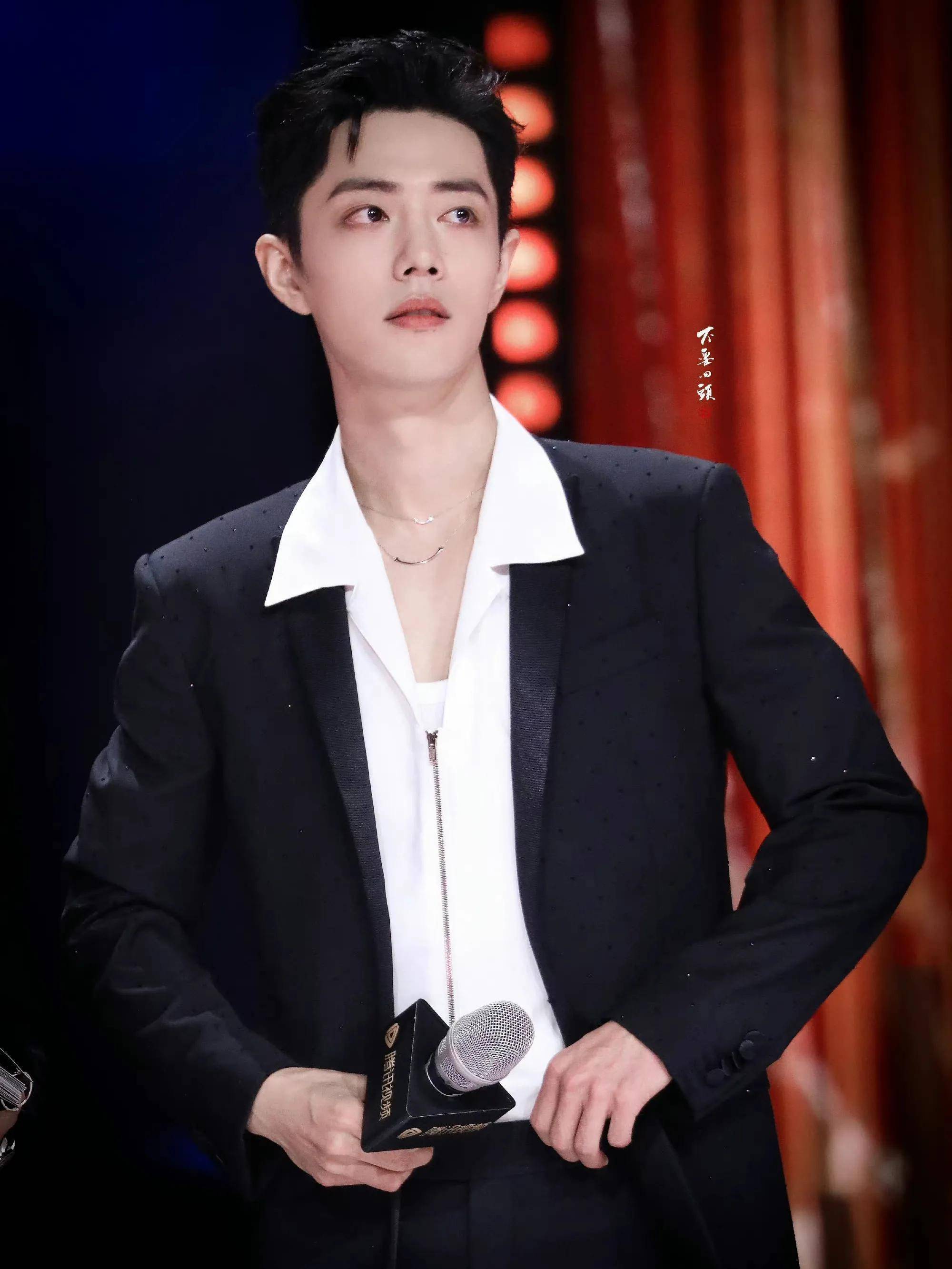 肖战不知道为什么很喜欢看肖战穿黑色西装,感觉太适合他了,这一场红毯