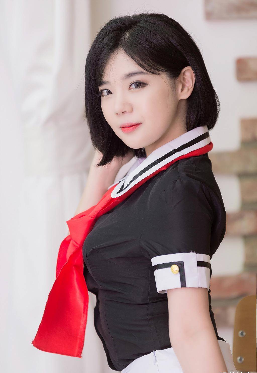 身穿jk制服的国外模特,圆嘟嘟的脸蛋,看起来甜美又可爱_瓜子脸_女神