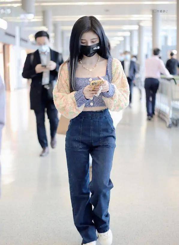 鞠婧祎机场生图被疯传,穿30cm短装秀蛮腰,全身照却暴露缺陷_造型_身材
