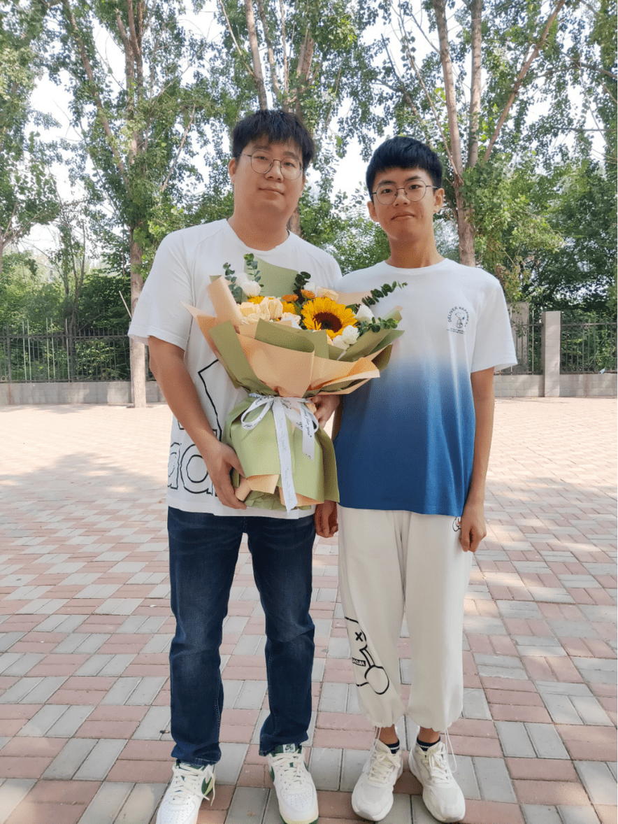藁城尚西中学刘皓扬与范老师合影范老师感谢您的陪伴与期望,我定会用