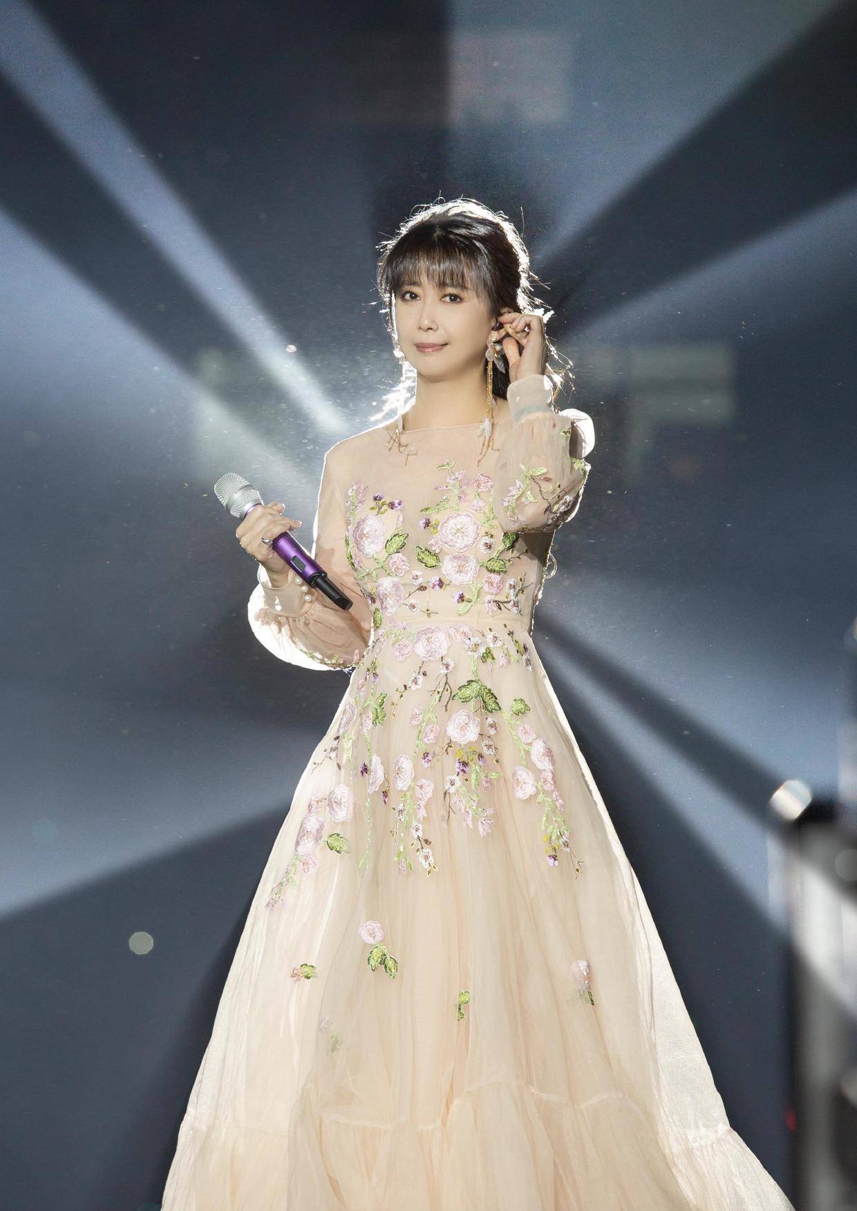 孟庭苇真是"冻龄"女神,穿一件印花连衣裙飘逸灵动,高级优雅_设计_一定