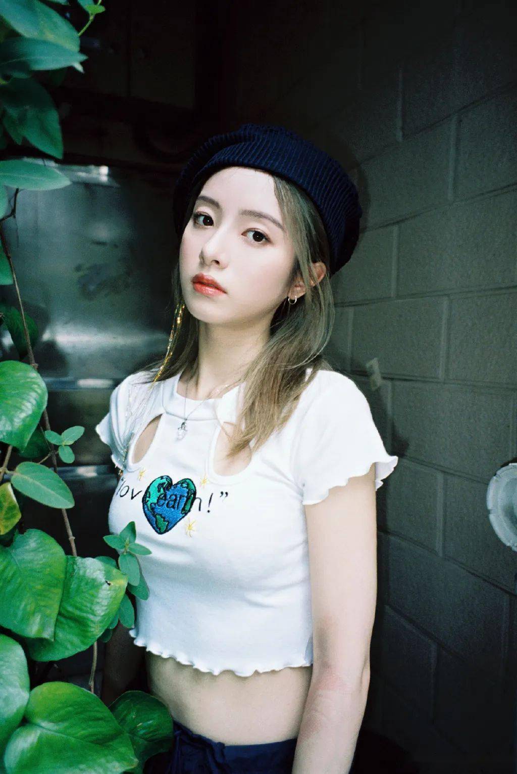 snh48张茜蓝色的条纹衬衫,是在炎炎夏日里渴望已久的清爽和润泽,唤醒