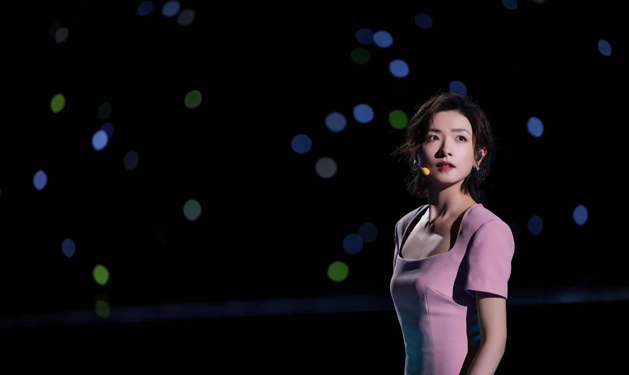 中秋晚会上,万茜中性干练,漂亮_姐姐_审美_高跟鞋