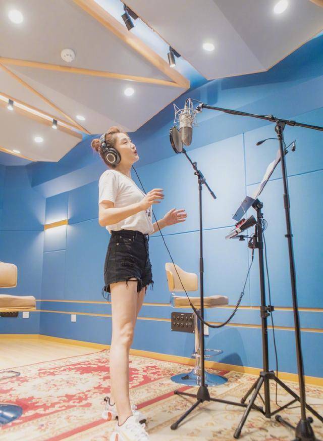 凤凰传奇玲花素颜出镜,扎高辫配短裤秀美腿,皮肤状态真实如少女_魏玲