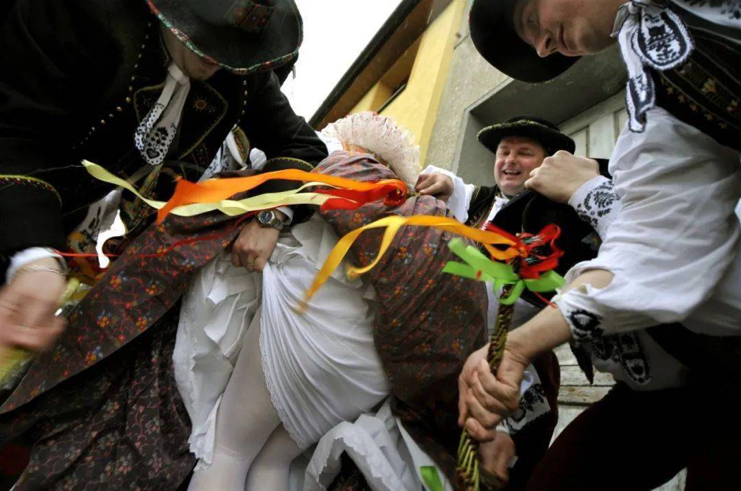 用鞭子打女生屁股,是捷克人民的传统祝福