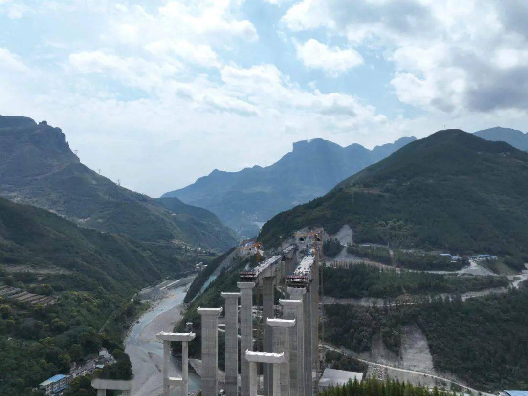 重庆最高桥隧比高速公路首座特长瓦斯隧道贯通_巫镇_施工_通道