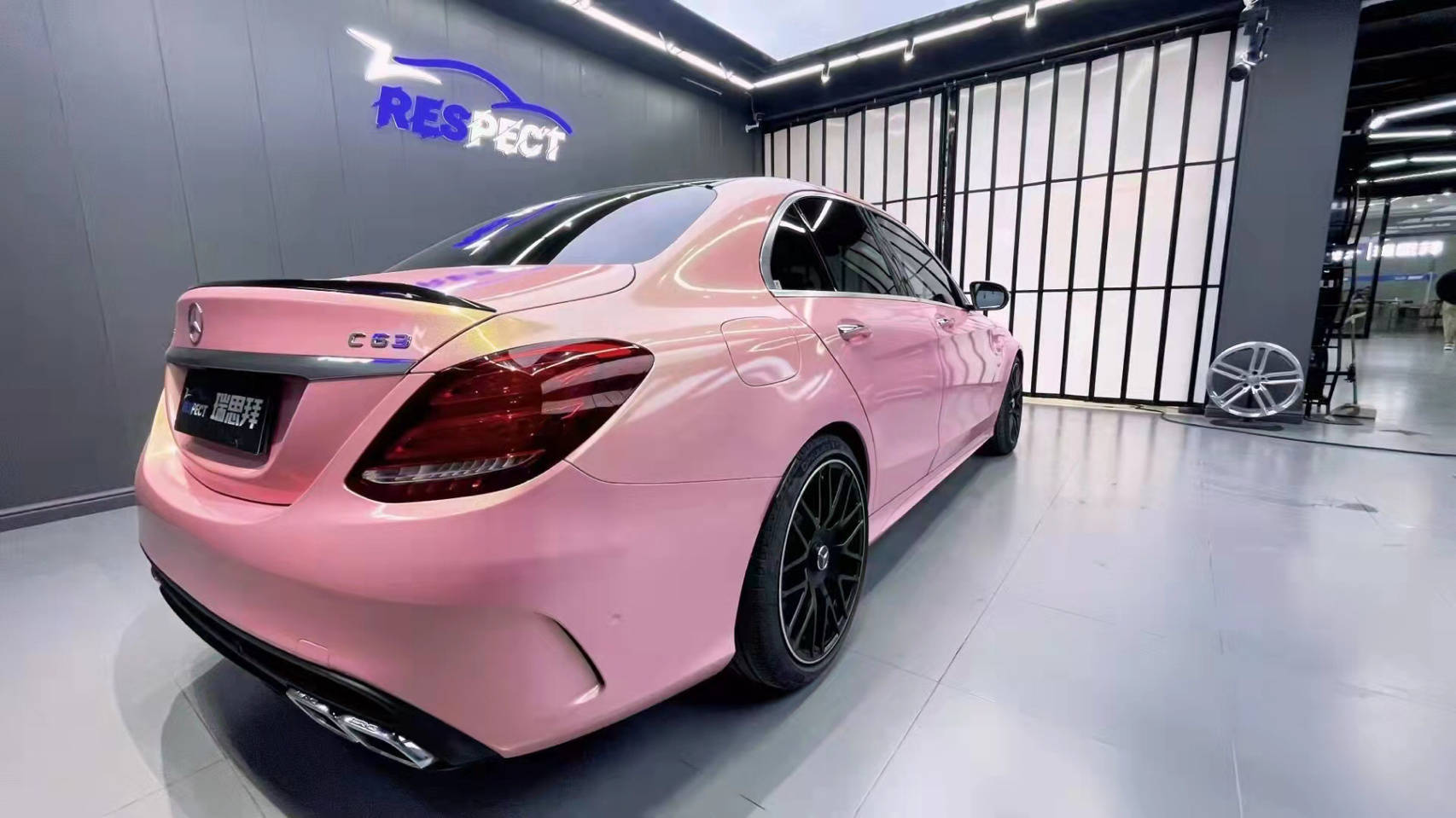 奔驰c63舒耐特改色膜浪漫樱花粉,少女心满满_搜狐汽车_搜狐网