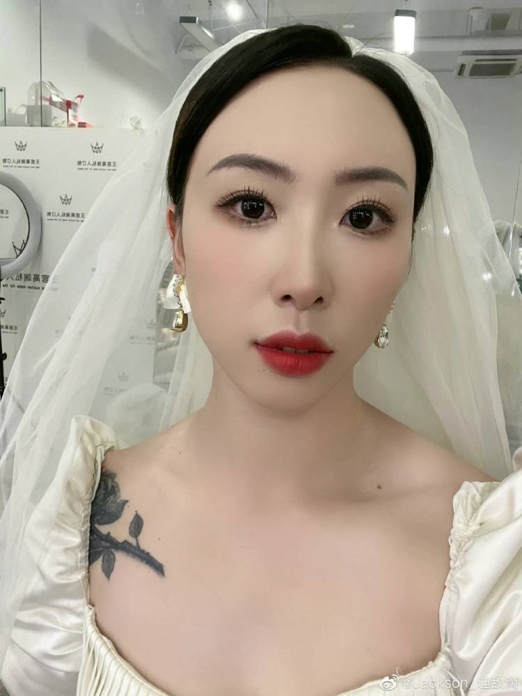 女篮世界冠军吴迪晒婚纱照!