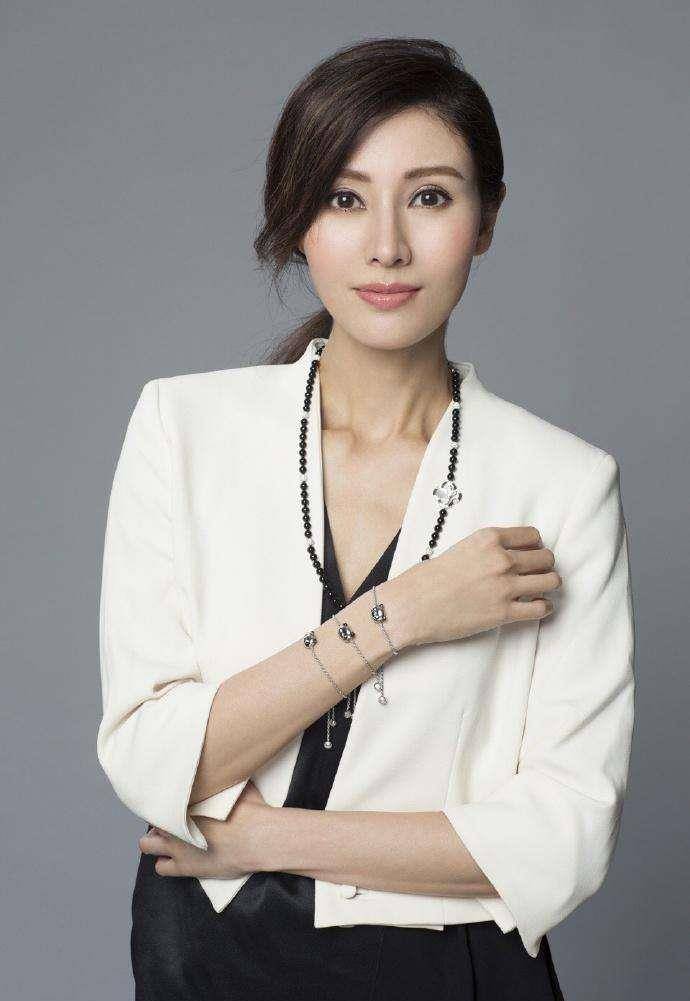 李嘉欣真是会打扮,穿时尚裙配高马尾,50岁美得太真实_身材_女人_外套