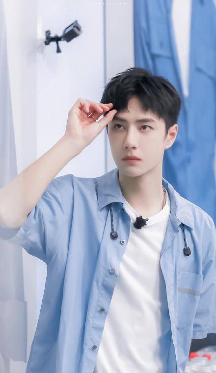 王一博果然是叠穿高手,蓝色印花衬衫叠穿字母t恤,时尚感挡不住_夏日里