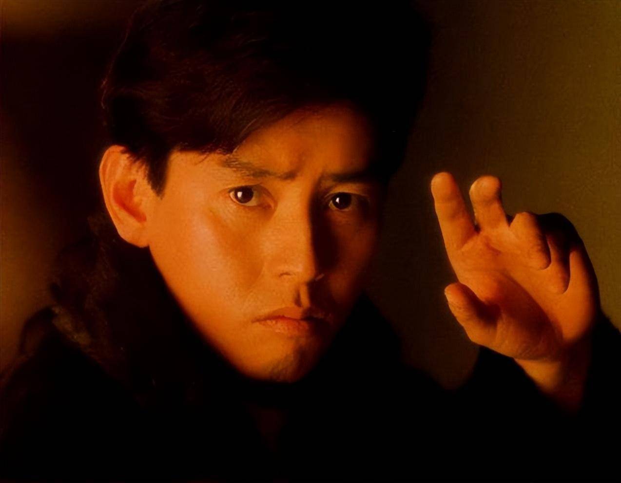 嫁歌坛天王隐婚流产致不孕,最终小三上位,原配心冷遁入空门_谭咏麟