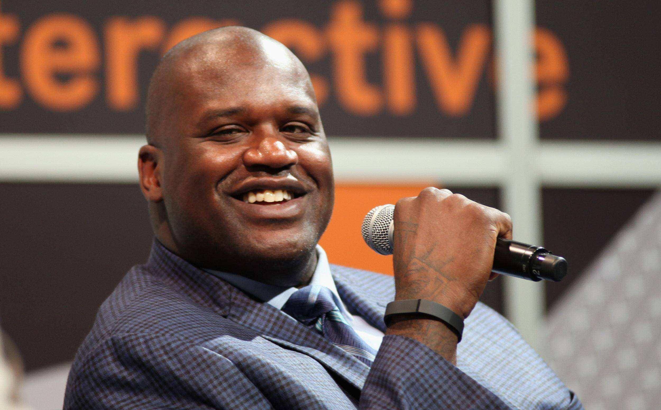 大房子里摆满了小家具,50岁的奥尼尔怎么能赶上30多岁的女演员安妮?