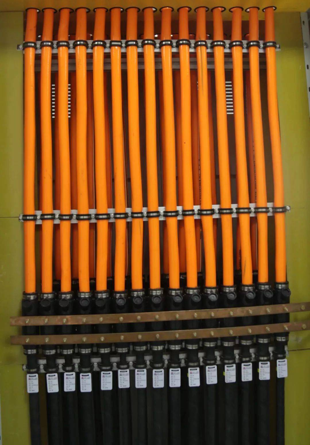 箱配线工艺桥槽电缆备用量工艺44张照片,呈现了川藏铁路的完美布线图