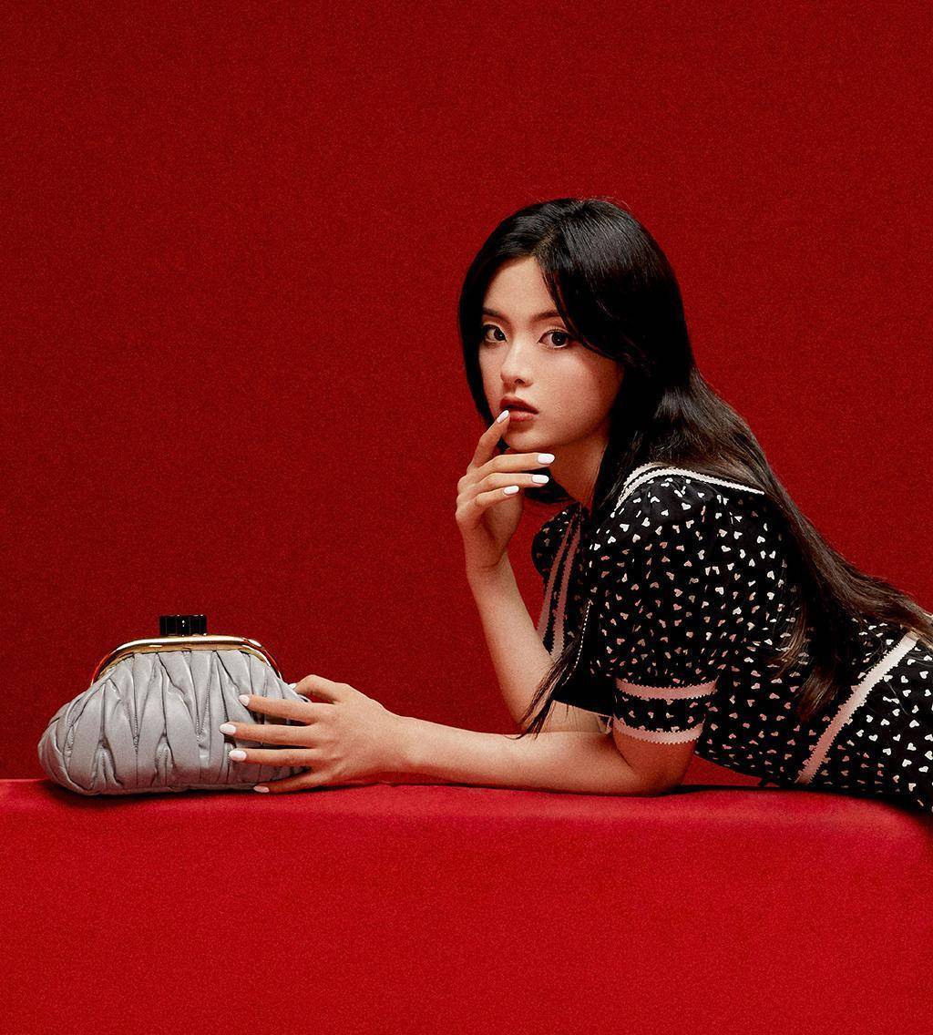 杨超越真的高调了,穿2万3的红色印花裙出镜,配长发明艳时尚_连衣裙_那