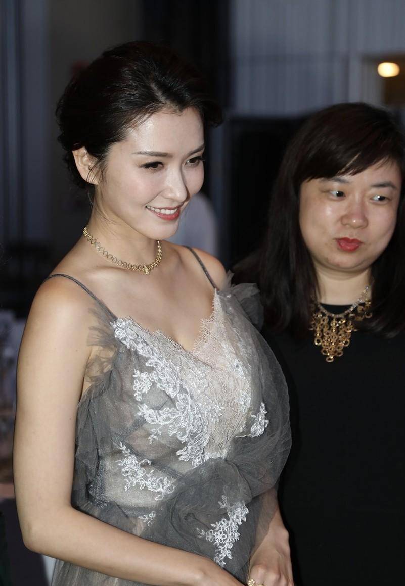 "运动达人"徐洁儿,穿吊带衫练瑜伽,42岁风韵犹存_好身材_款式_锻炼