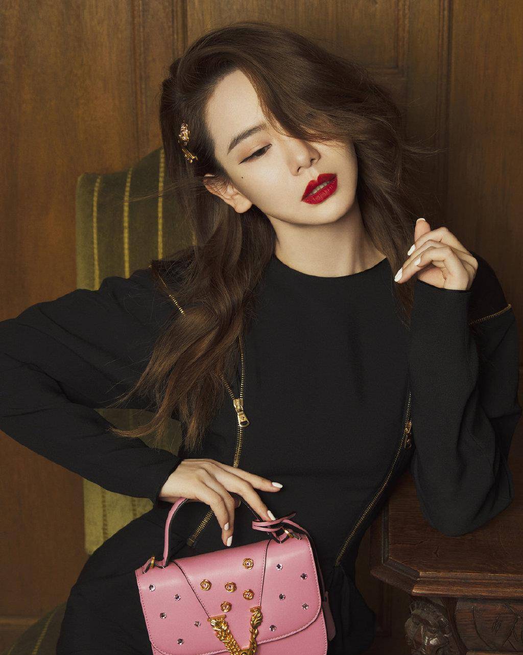 从工作室晒出的写真中,我们可以看出戚薇穿着穿黑色紧身裙配短靴,美腿