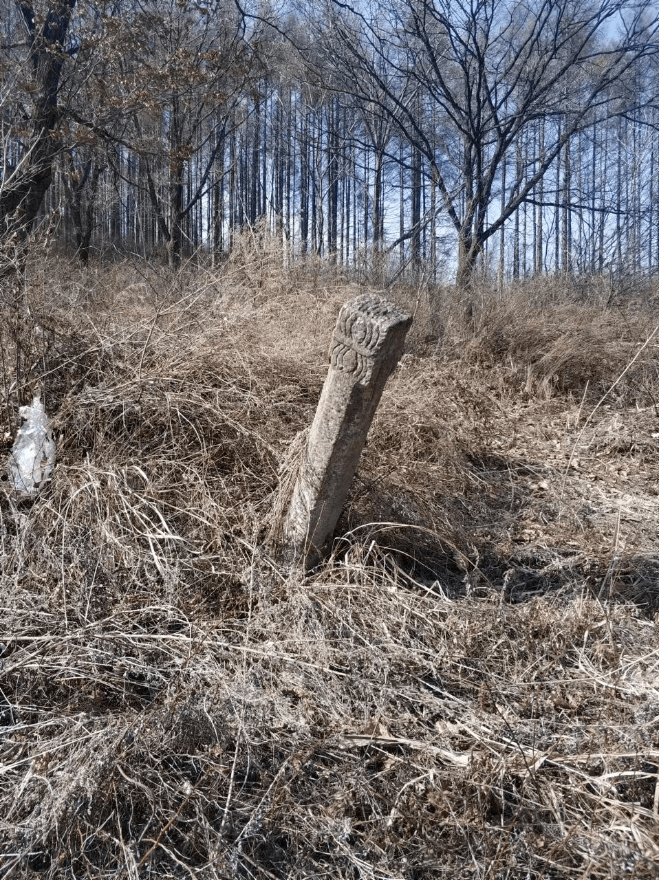穿过村庄,路由宽变窄,路面从沥青到水泥,到平坦土路,再到乱石深泥.