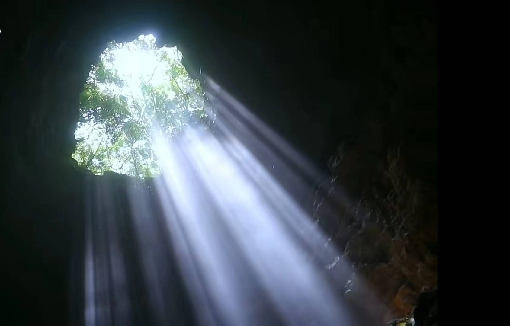 武隆神秘洞穴现丁达尔奇观,光如瀑布倾泻而下
