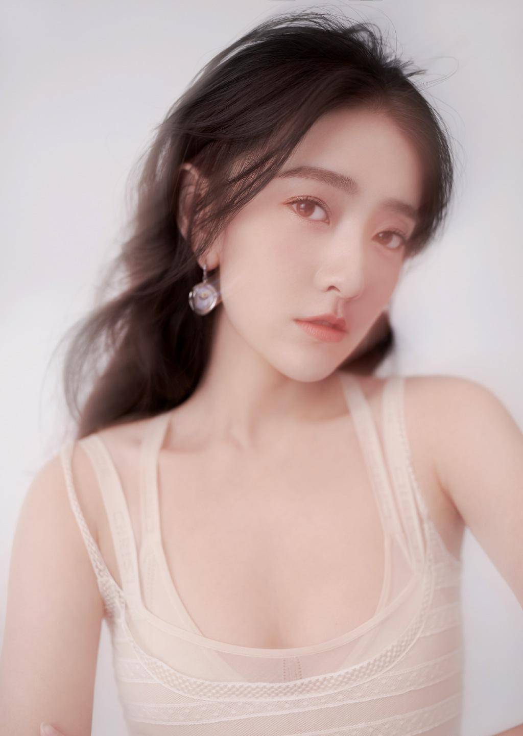 她跟同一男星3次演夫妻,今穿"纸片"拼接裙,配黑发优雅清纯_梁洁_显得