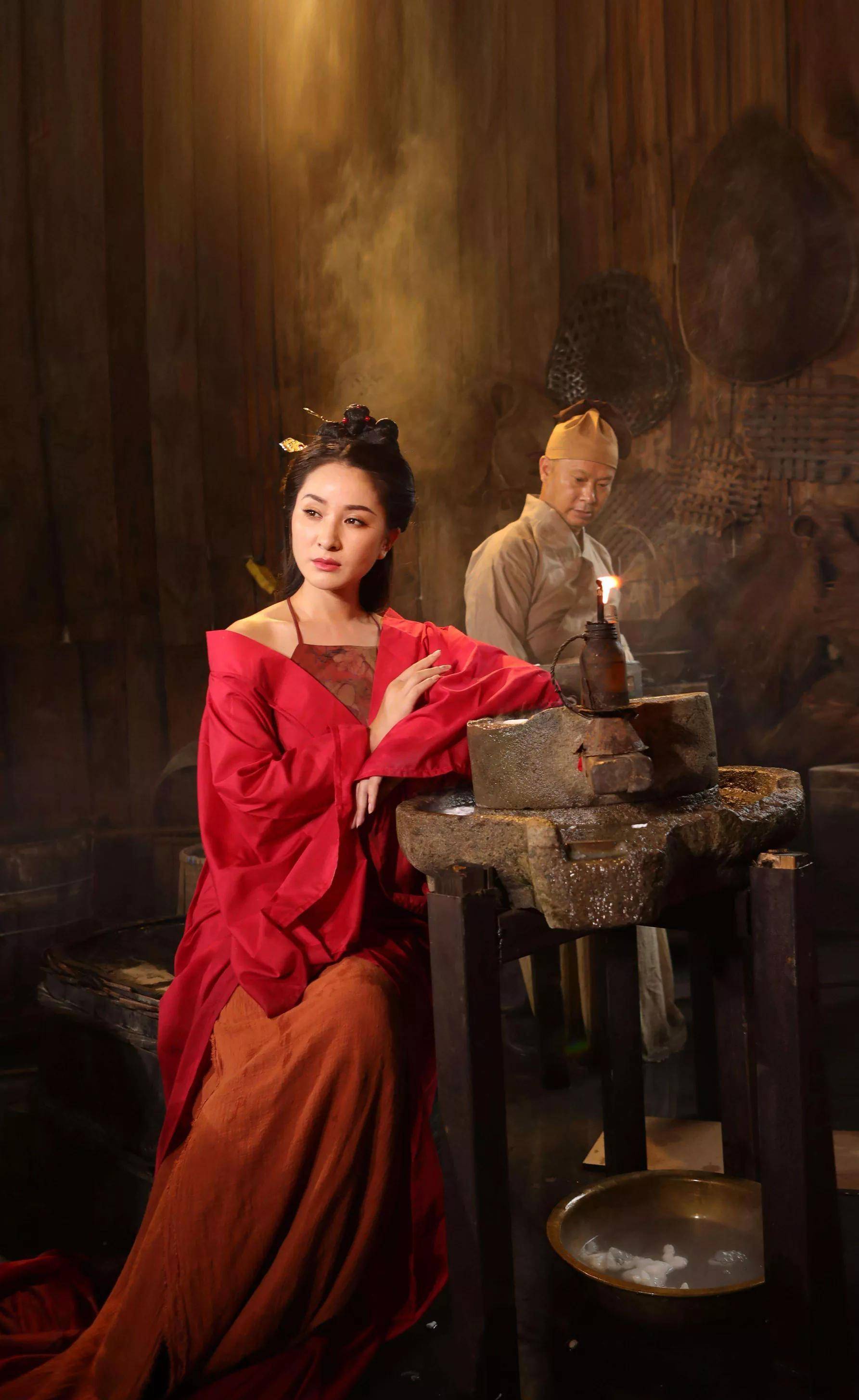 "好男不娶虎刺梅"的意思是说,"虎刺梅"这样的女人虽然外表光鲜亮丽