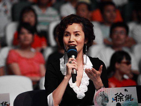 首位电视国际频道主播徐俐,二婚嫁入名门,一家三口不