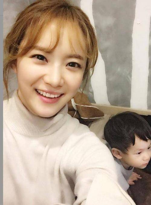 刘荷娜躺在公公腿上,颜值也不如夏之星时期_网友_照片_朴道宪