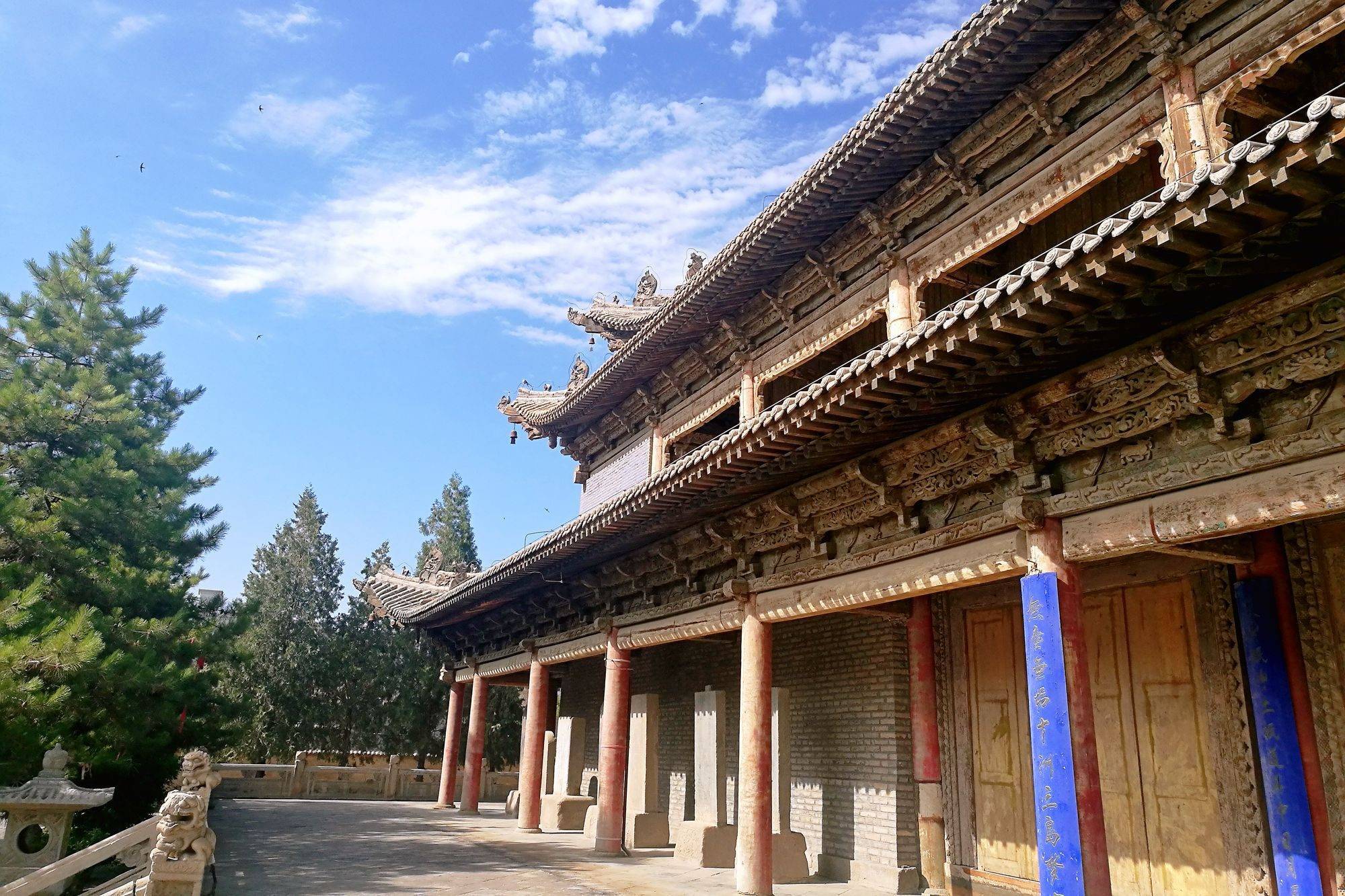 甘肃张掖有一座大佛寺，历史悠久，环境清幽，寺中造像精美绝伦