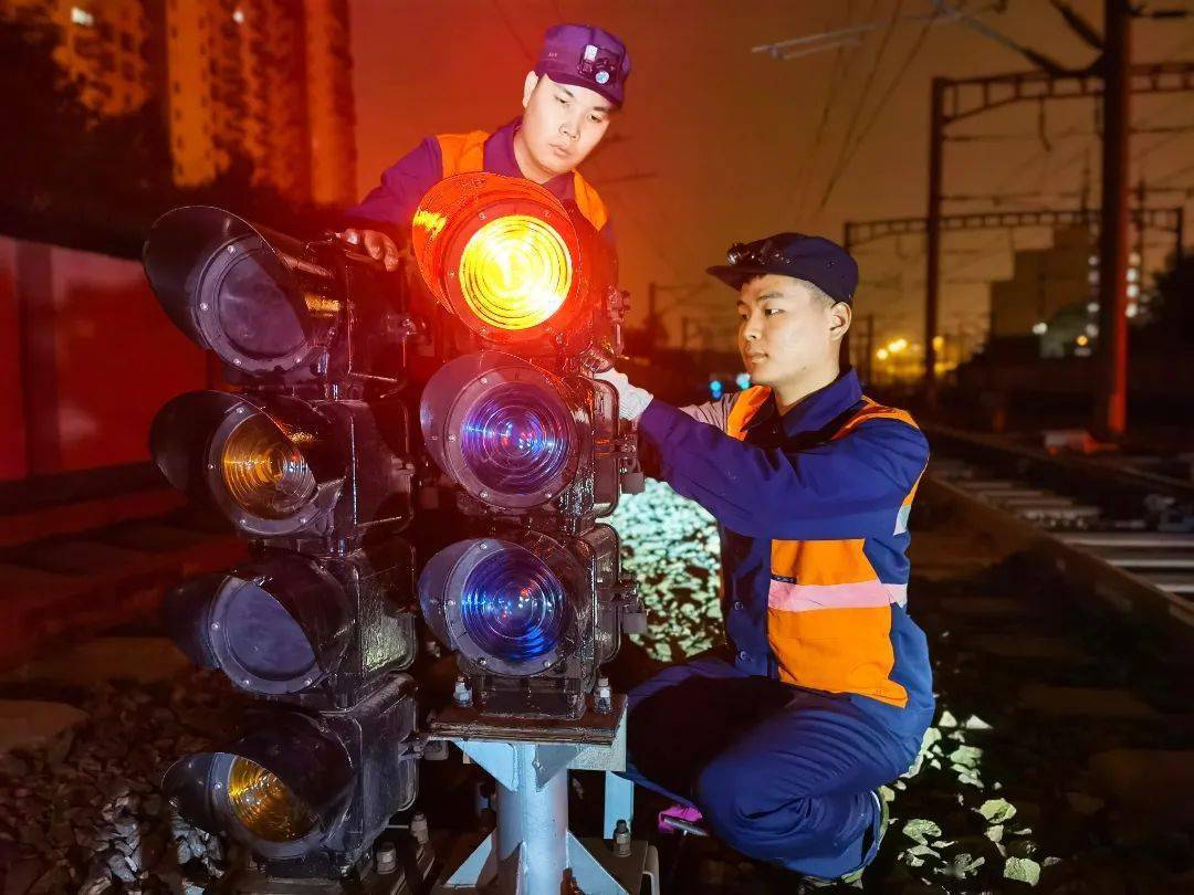 铁路信号工有一群小伙伴辛勤工作指挥火车安全运行为了让铁路信号更好