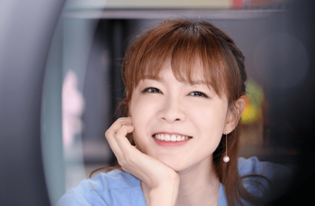 李艾与1岁儿子在线斗表情包,灯泡完美模仿妈妈,表情超丰富萌翻_母子俩