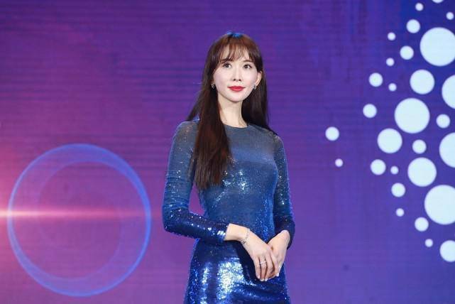 林志玲好像被冻住了年龄,穿蓝色也很可爱,对着镜头甜美做动作_礼服