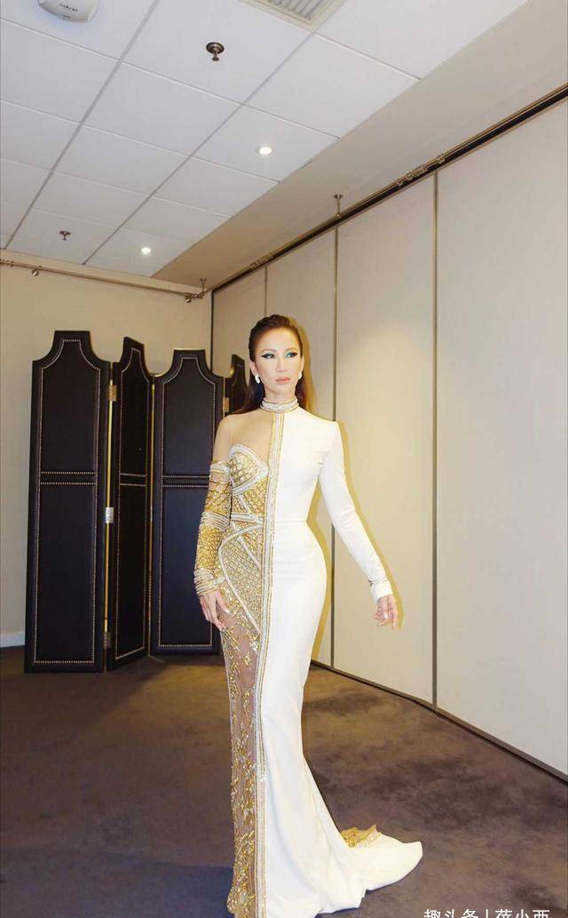 李玟coco的腰臀比逆天了,穿鸳鸯修身连衣裙,黄金比例太优越_好身材_的