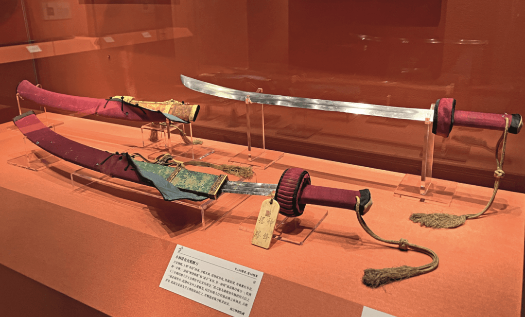 清 木柄鲨鱼皮鞘腰刀与木柄金桃皮鞘腰刀图前者为著名的遏必隆刀,长