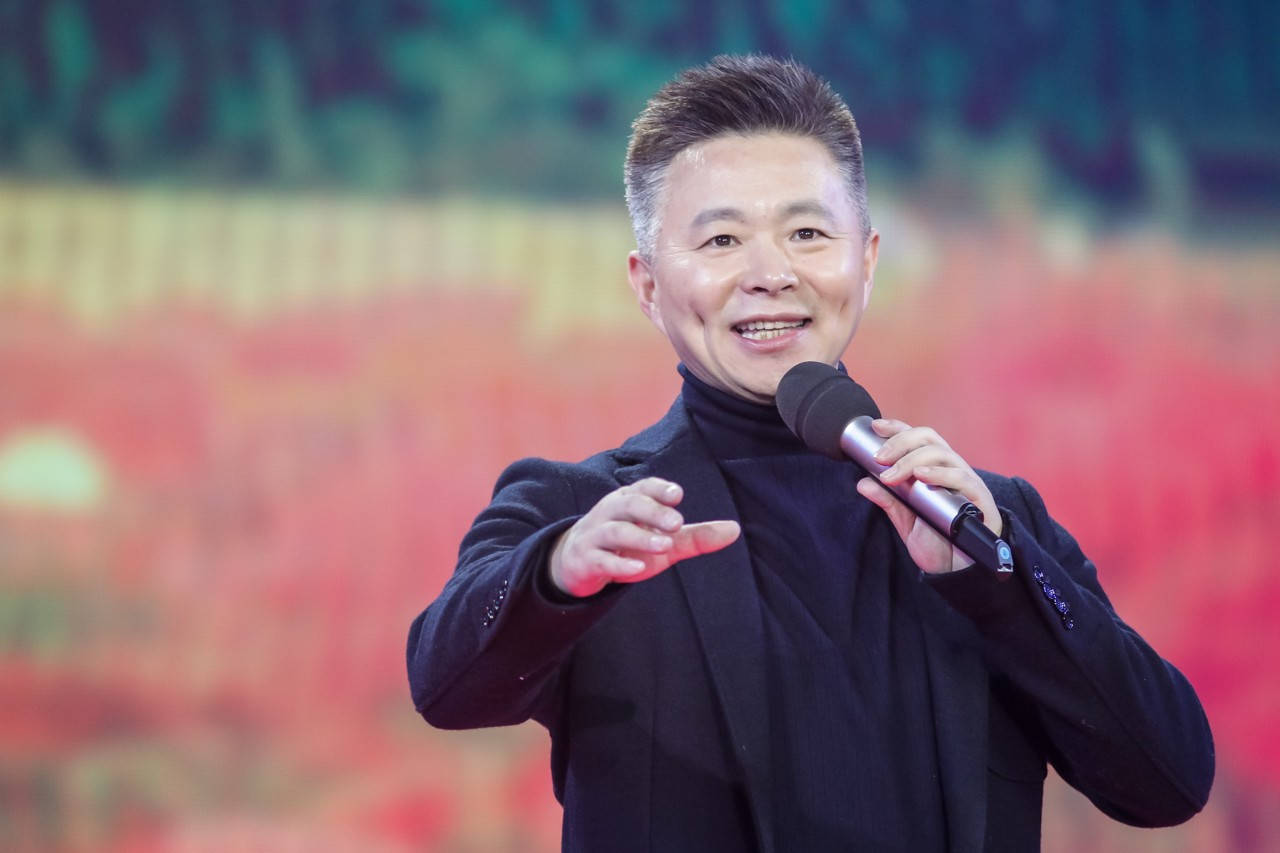 王宏伟4岁丧父,母亲为他守寡48年,如今他的孝行让人感动_杨姗姗_儿子
