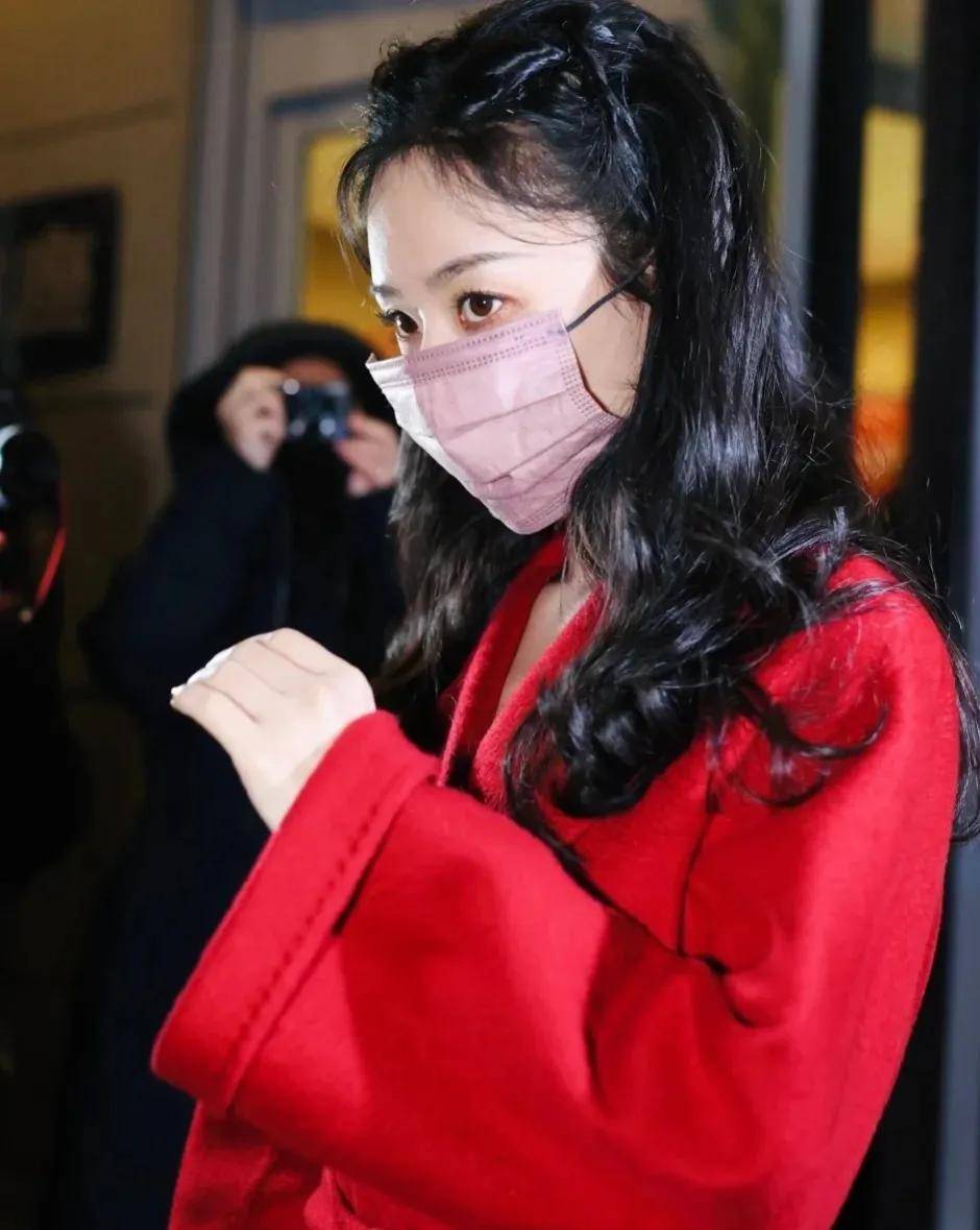 宝藏女孩赵丽颖,舞台彩排红衣私服造型明艳惊人_风格_大衣_白甜