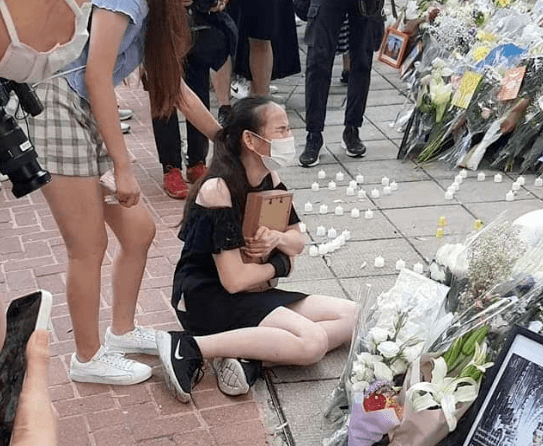 为英女王哭丧的女曱甴,原来是她_英国_吴傲雪_香港