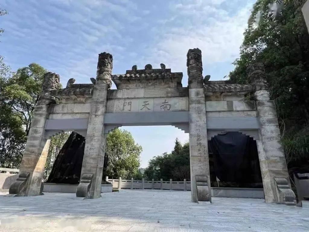 近日,涂山雕塑公园观景台提升工程建设完工,市民朋友们看山城美景又添