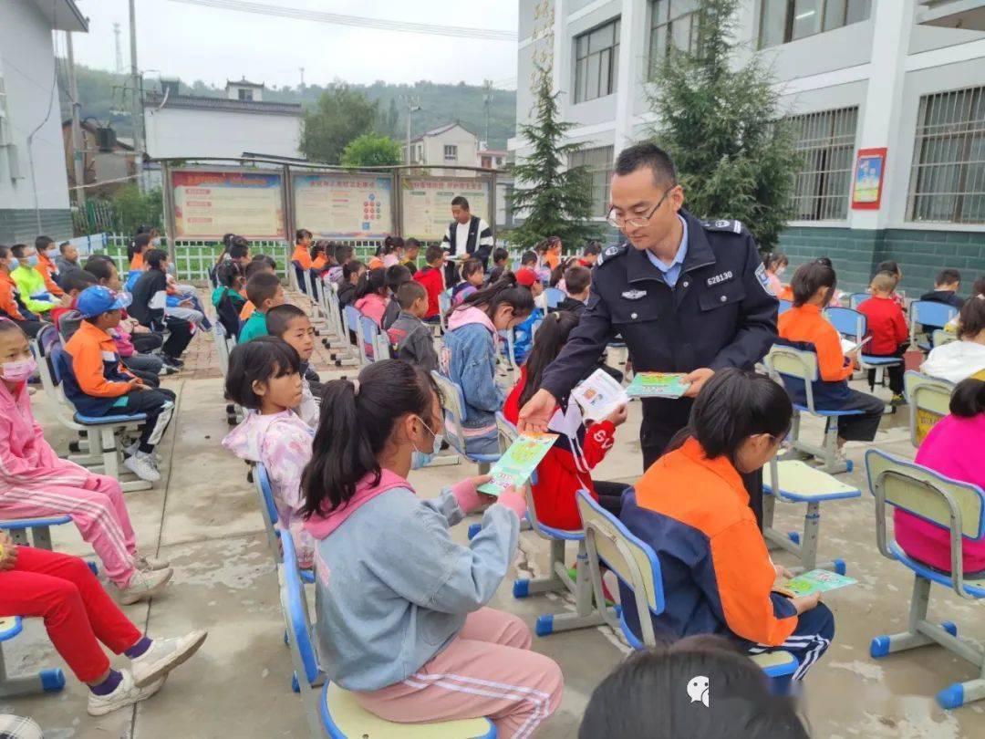 礼县红河镇在中心小学开展"开学第一课"法治宣传进校园活动_保护_疫情