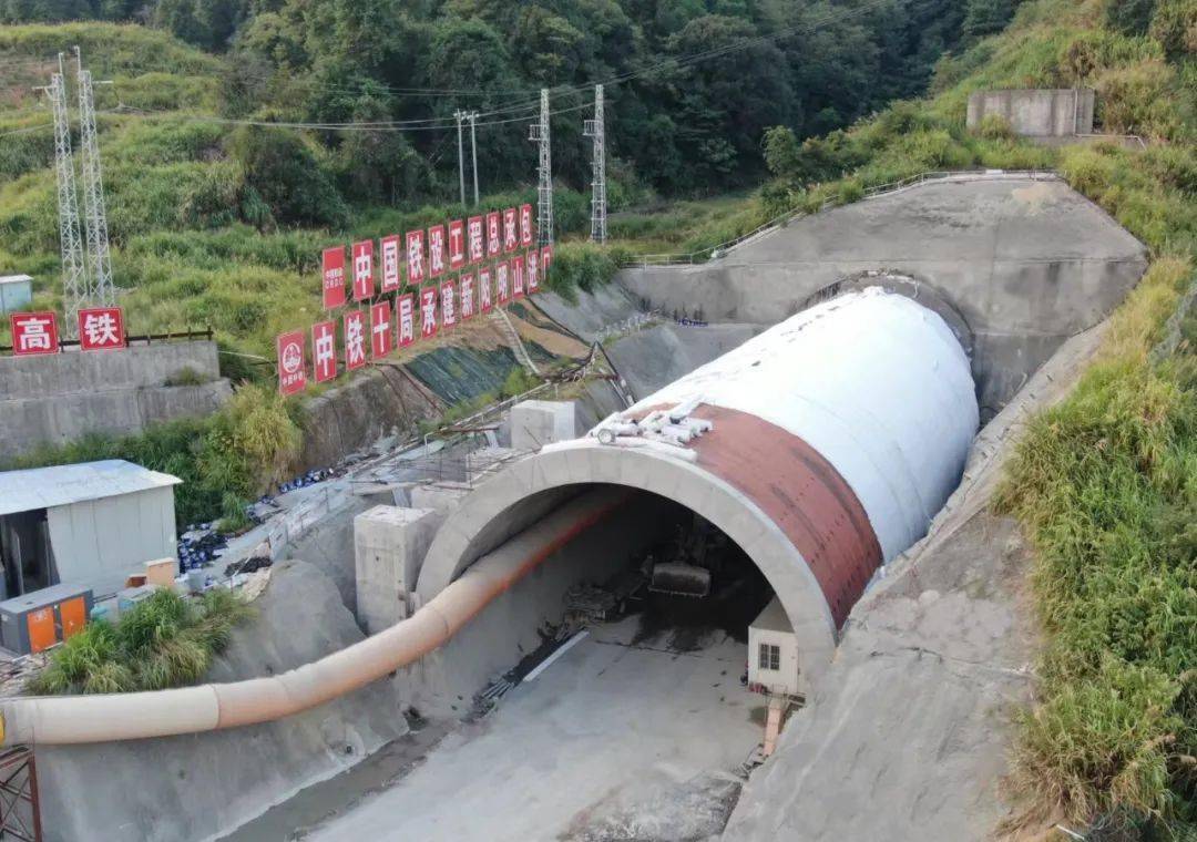 龙龙铁路唯一一座燕尾式长大隧道—新阳明山隧道左线顺利贯通_管理