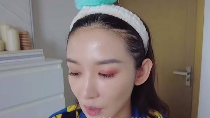 14年整容史,上百次,耗资50万多,网红万万整容前长什么样子?