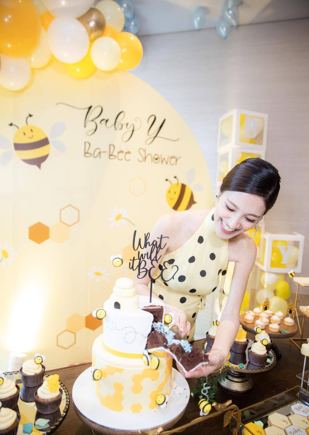 真不愧是郑嘉颖相差22岁的小娇妻,不管是身材还是颜值都是非常完美,让